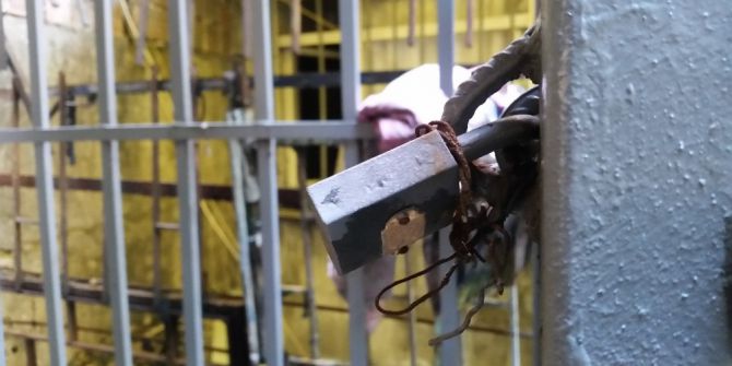 Otelin Yangın Merdivenine Asma Kilit Takmışlar