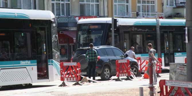 (Yarın)tramvay Yoluna Park Eden Araç Test Sürüşlerini Durdurdu