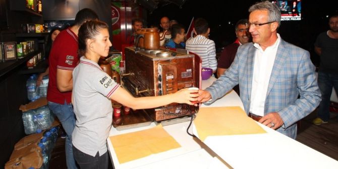 Gebzelilere İftar Sonrası Ramazan İkramları Yapılıyor