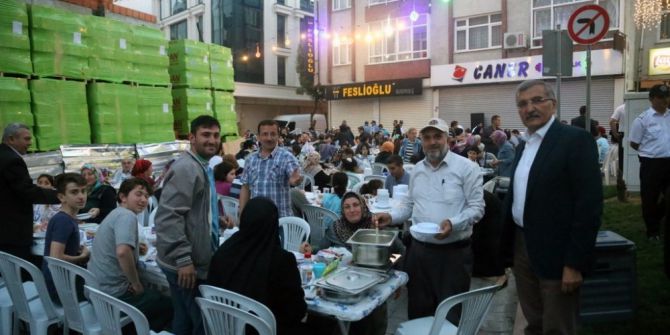 Çatal, Kaşık Seslerine Sohbet Sesleri Karıştı