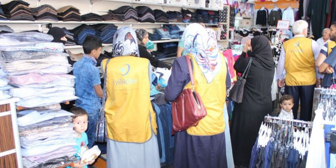 Türk Ve Suriyeli Yetimlere Bayramlık Dağıtıldı
