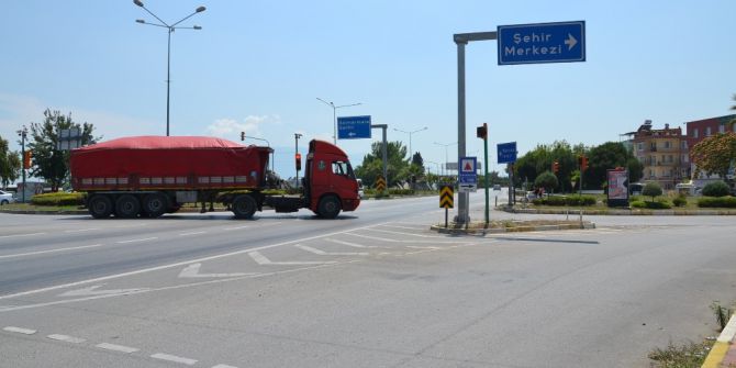 Elektrik Direğine Çarparak Durabildi: 3 Yaralı