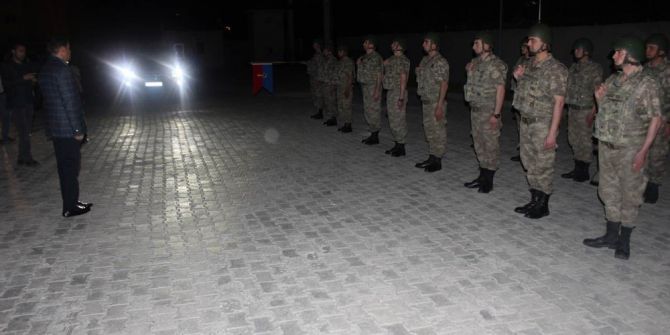 Vali Işın Sahurda Askerleri Yalnız Bırakmadı