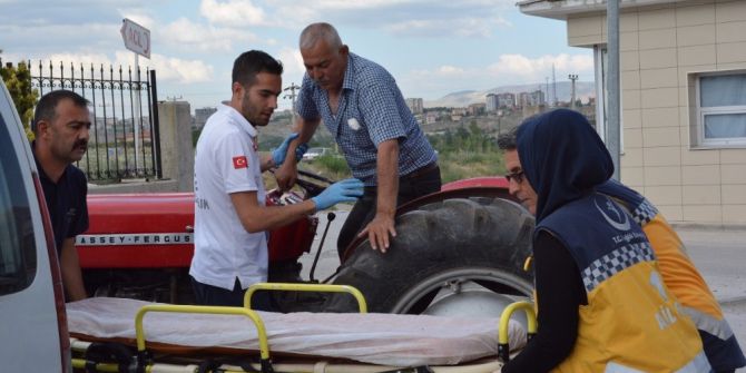 Rahatsızlanan Yaşlı Adam Traktörle Hastaneye Geldi