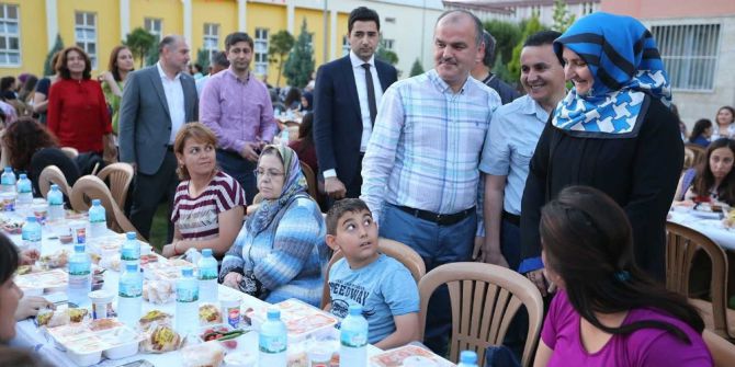 Pamukkale Belediyesi’nden 2 Bin Kız Öğrenciye İftar