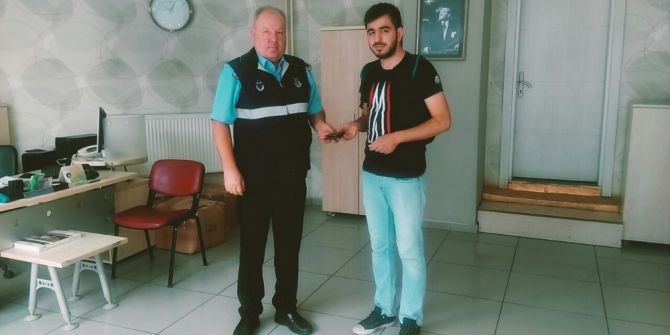 Para Dolu Cüzdanı Sahibine Teslim Etti