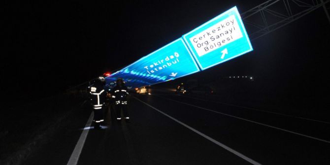 Lüks Otomobil Yön Tabelasına Çarptı: 7 Yaralı