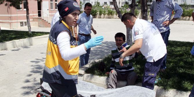 Otomobilin Çarptığı Engelli Genç, Akülü Sandalyesinden Düşerek Yaralandı