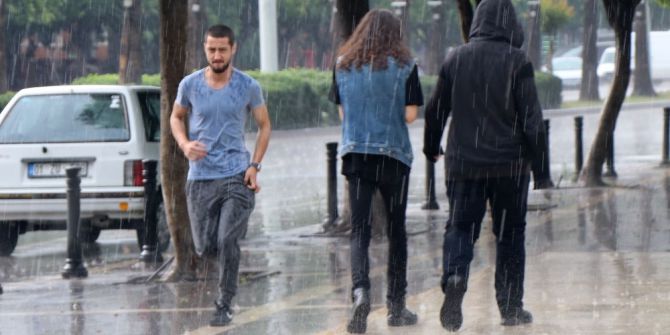 Adana’da Aniden Bastıran Yaz Yağmuru Hazırlıksız Yakaladı