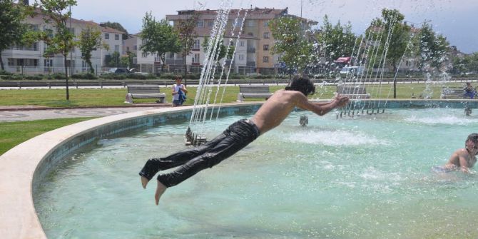 Çocuklar Süs Havuzlarında Tehlikeye Kulaç Atıyor