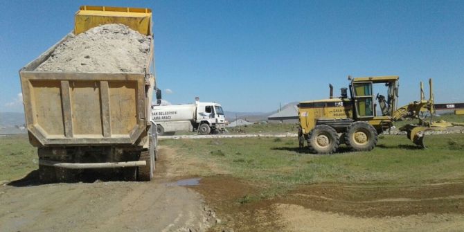 Çaldıran’da Yol Yapım Çalışması