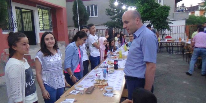 Kulp’ta Teog’da Dereceye Giren Öğrencilere Yemek Verildi