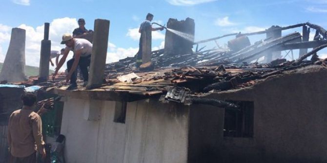 Elektrik Kontağı Ev Yaktı