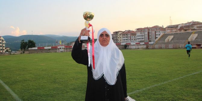 Takımın Hiçbir Maçını Kaçırmayan Nine Şampiyonluk Kupasını Kaldırdı