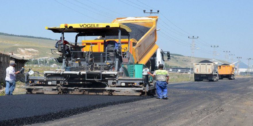 Sarıkamış’ta Asfalt Çalışmaları Devam Ediyor
