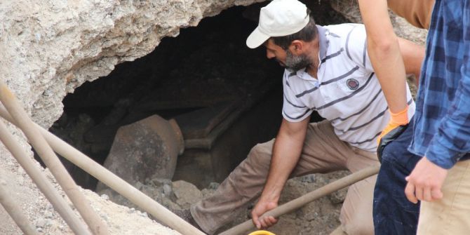 Kaya Mezarları Bulunan Cami İnşaat Alanına Akın Ettiler