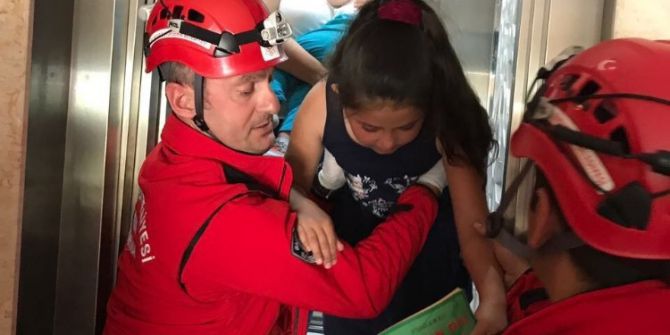 Çocukları İle Asansörde Mahsur Kaldı