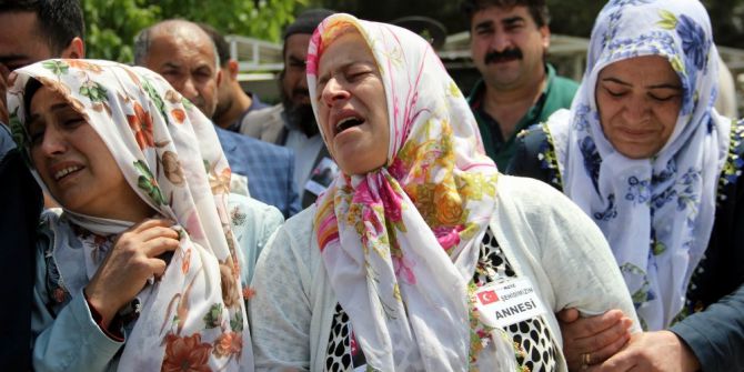 Oğlunun Cenazesinde Kürtçe Ağıt Yakıp Gözyaşı Döktü