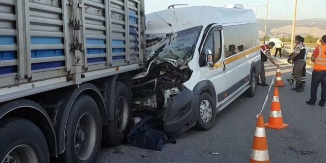 Otoyoldaki Kazada İki Aydınlı Hayatını Kaybetti