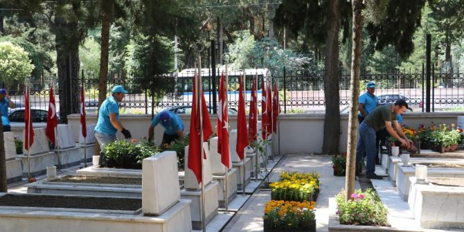 Manisa’da Şehitliklere Bakım