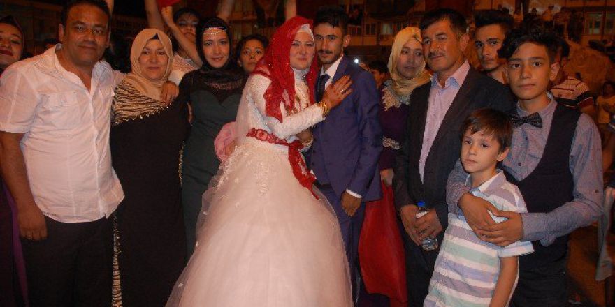 Düğünden Sonra Demokrasi Meydanına Koştu