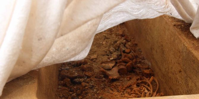 Cami İnşaatı Temelinde Lahit Ve Küpler Bulundu