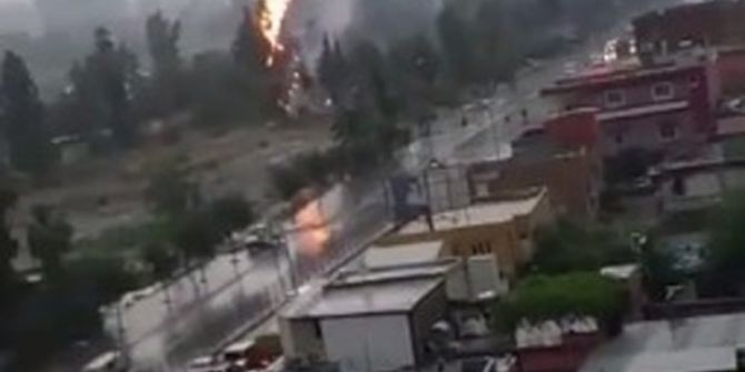 Adana’da Yollar Göle Döndü, Hastane Bahçesindeki Ağaca Yıldırım Düştü