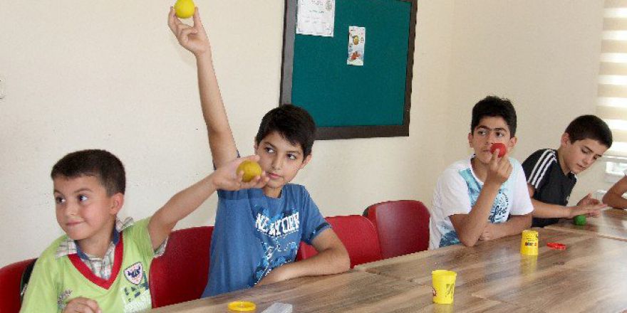 Çocuklar Oyun Hamuruyla Geometri Öğreniyor