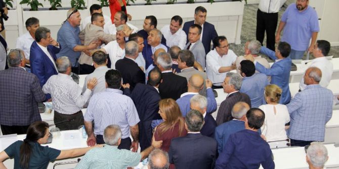 İzmir Büyükşehir Meclisinde Arbede