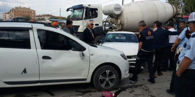 Otomobiller Çarpıştı: 2 Yaralı