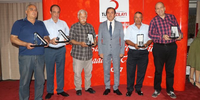 Türk Kızılay’ı Gönüllü Kan Bağışçılarına Plaket Verdi