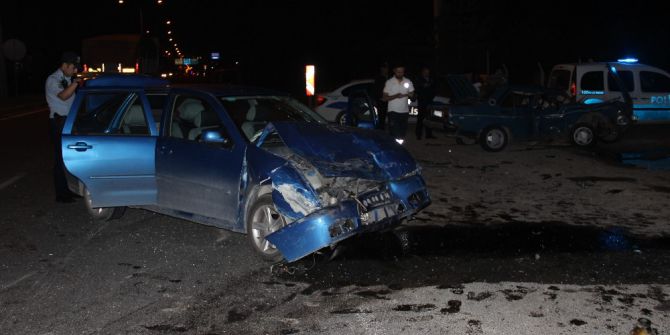 Kütahya’da 2 Otomobil Çarpıştı: 9 Yaralı