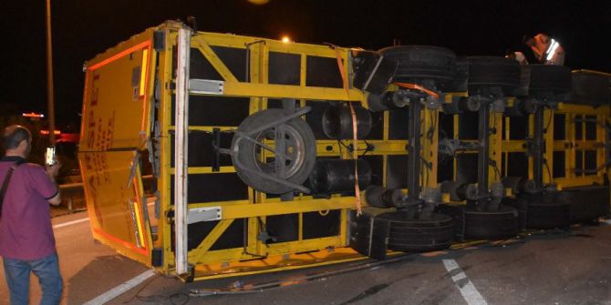 Kontrolden Çıkan Tır Bariyerlere Çarptı