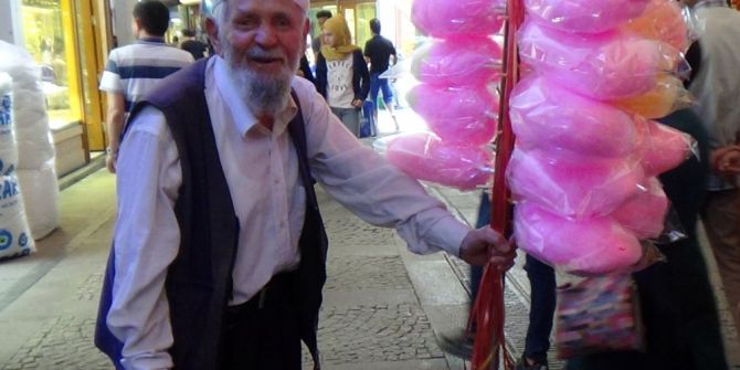 Mustafa Dede Ekmeğini Pamuk Şekerden Çıkarıyor