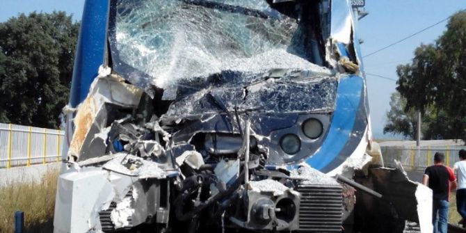 İzmir’de Kamyonla Tren Çarpıştı