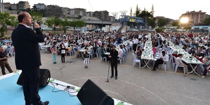 Mamak’ta 2 Farklı Noktada 4 Bin Kişi İle İftar