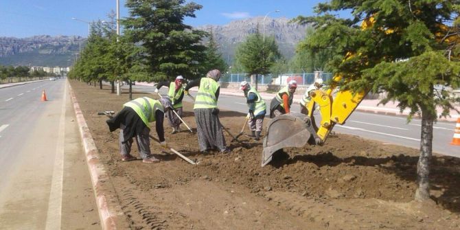 Seydişehir’de Park Ve Bahçelerdeki Çalışmalara Kadın Eli Deydi