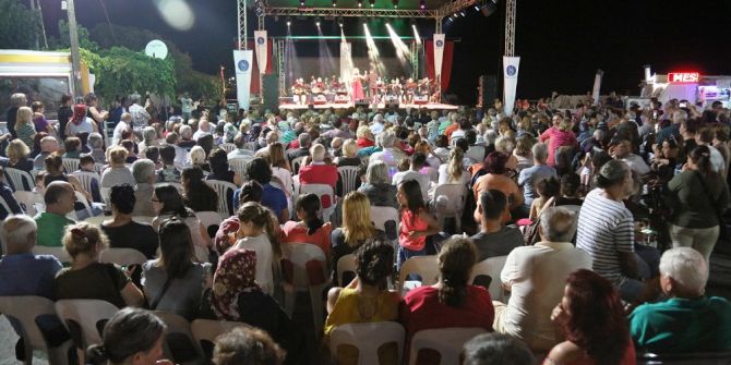 Çeşmealtı Gece Pazarı Konserle Açıldı