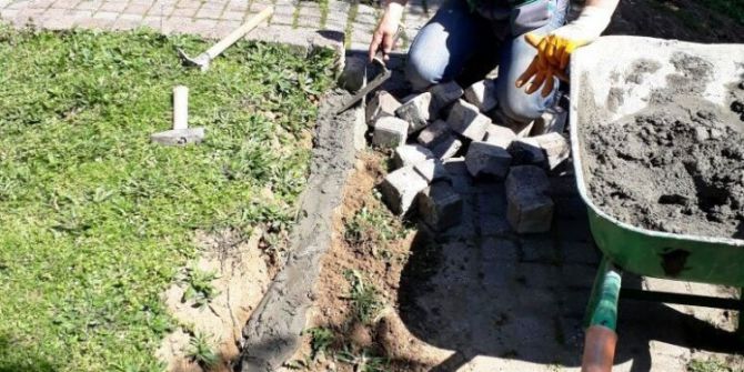 Parklarda Sert Zemin Çalışmaları Yapılıyor