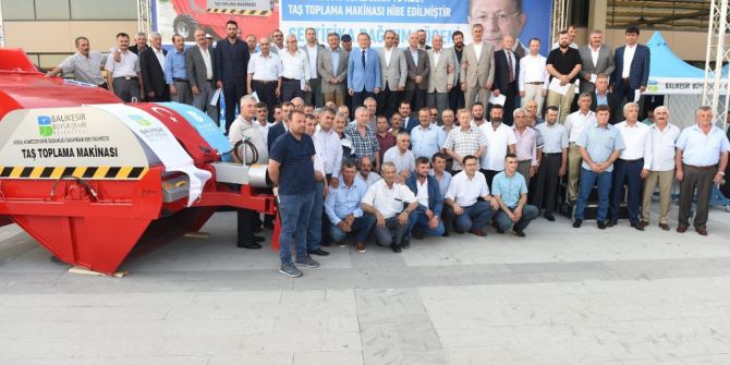 Balıkesir Büyükşehir’den Çiftçilere Taş Toplama Makinesi