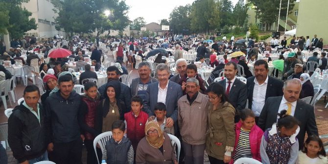 Kayseri Şeker Sofrası Yenifakılı’da Yağmur Bereketiyle Kuruldu