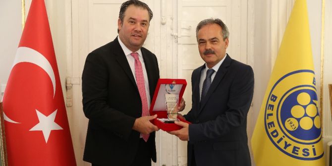 Başkan Piriştina’ya “İz Bırakanlar” Ödülü