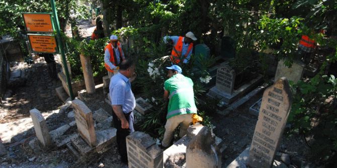Büyükşehir Bayram Öncesi Mezarlıkları Temizliyor