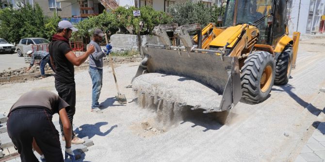 Burhaniye’de Eski Mahallelere Yeni Yollar Yapılıyor