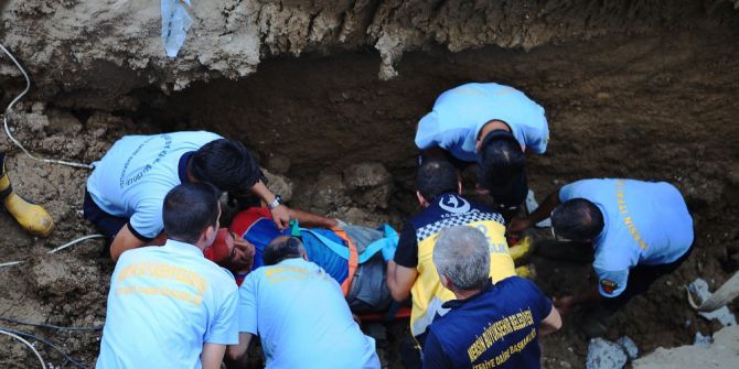 Toprak Altında Kalan İşçiler Son Anda Kurtarıldı