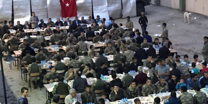 Yedisu’da Asker İle Halk Birlikte İftar Yaptı