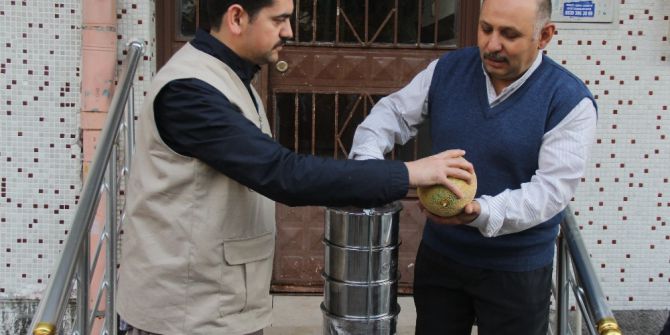 İhtiyaç Sahipleri İle Yemeklerini Paylaşıyorlar