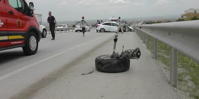 Hafif Ticari Araçla Otomobil Çarpıştı: 5 Yaralı