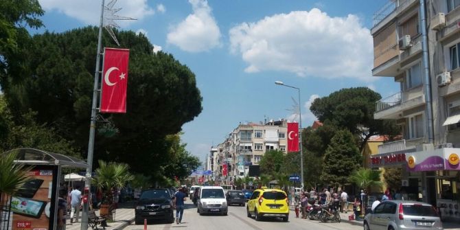 Turgutlu Atatürk Bulvarı Kırmızı-beyaza Büründü