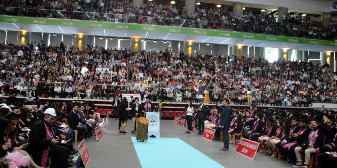 Tribünleri Final Maçı İçin Değil, Mezuniyet Töreni İçin Doldurdular
